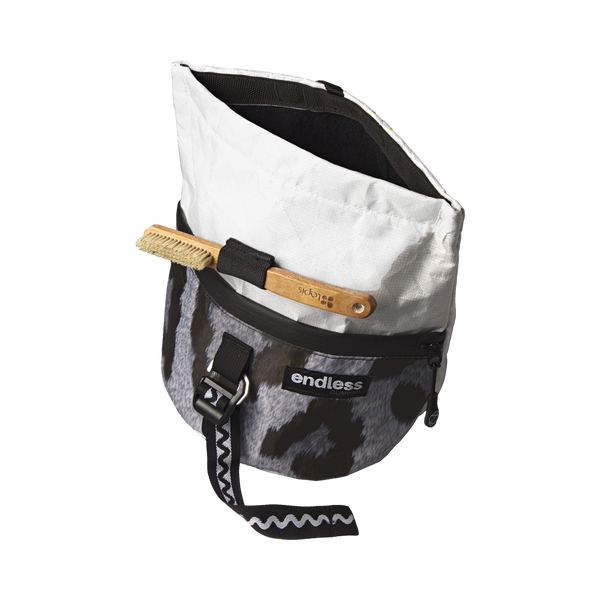 Magnetic Brush Bucket in Snow Leopard, open